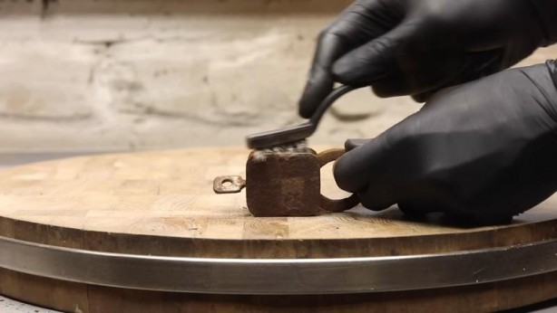 Foto - Paslanmış eski kilidi restore ederken gözlerine inanamadı! İçinden bakın neler çıktı