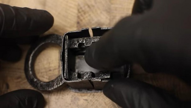 Foto - Paslanmış eski kilidi restore ederken gözlerine inanamadı! İçinden bakın neler çıktı