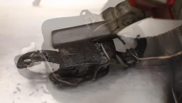 Foto - Paslanmış eski kilidi restore ederken gözlerine inanamadı! İçinden bakın neler çıktı