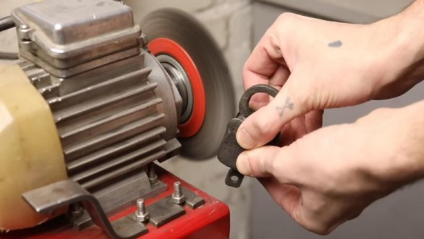 Foto - Paslanmış eski kilidi restore ederken gözlerine inanamadı! İçinden bakın neler çıktı