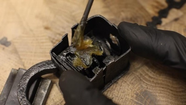 Foto - Paslanmış eski kilidi restore ederken gözlerine inanamadı! İçinden bakın neler çıktı