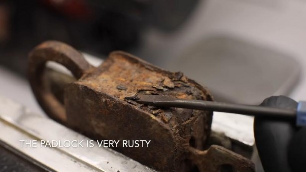 Foto - Paslanmış eski kilidi restore ederken gözlerine inanamadı! İçinden bakın neler çıktı