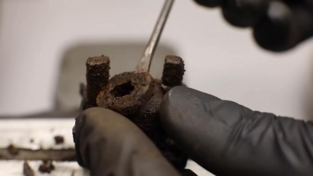 Foto - Paslanmış eski kilidi restore ederken gözlerine inanamadı! İçinden bakın neler çıktı