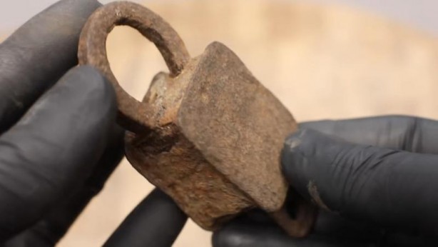 Foto - Paslanmış eski kilidi restore ederken gözlerine inanamadı! İçinden bakın neler çıktı