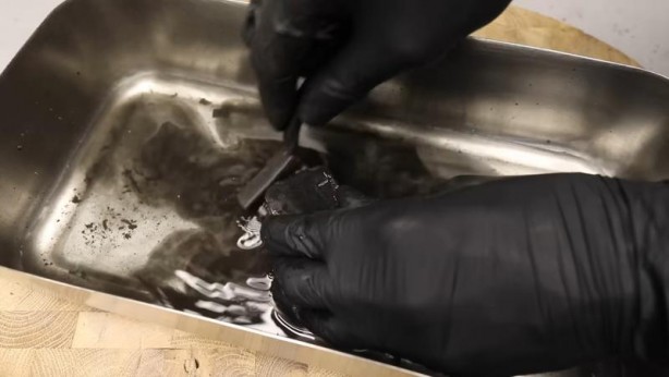 Foto - Paslanmış eski kilidi restore ederken gözlerine inanamadı! İçinden bakın neler çıktı