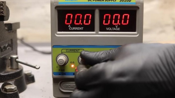 Foto - Paslanmış eski kilidi restore ederken gözlerine inanamadı! İçinden bakın neler çıktı