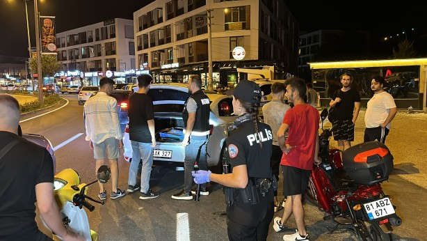 Foto - Paspasın altından ruhsatsız silah çıktı