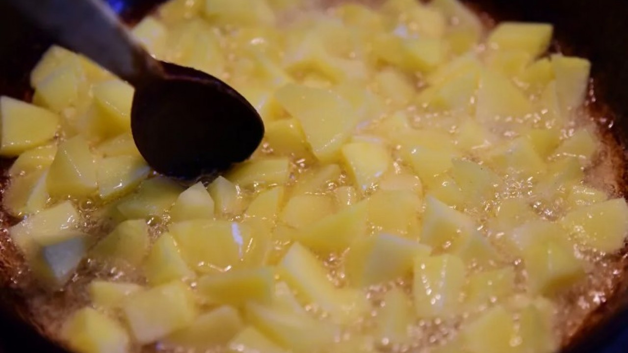 Patatesi böyle kızartanlar dikkat: Yediğiniz zehir olmasın!