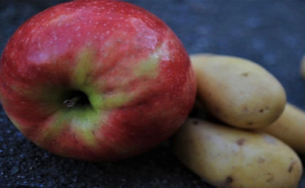 Patatesin yanına elma koyarsanız bakın ne oluyor! Deneyen şaşırıp kalıyor