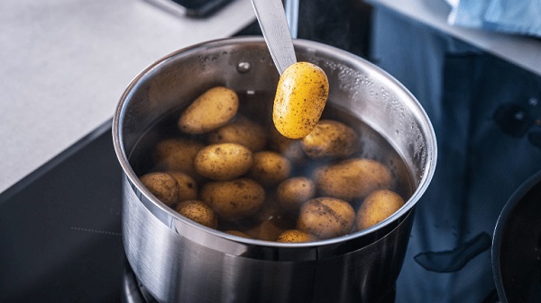 Foto - Patateslerin haşlandığı suyu israf etmeyin! Bakın bu su nelere faydalı