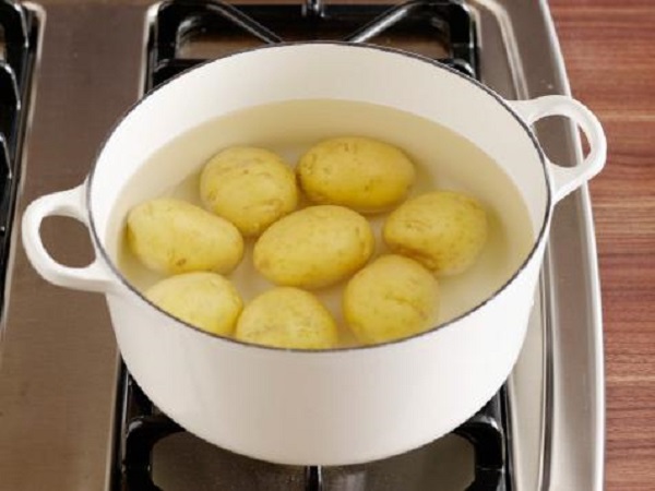 Foto - Patateslerin haşlandığı suyu israf etmeyin! Bakın bu su nelere faydalı