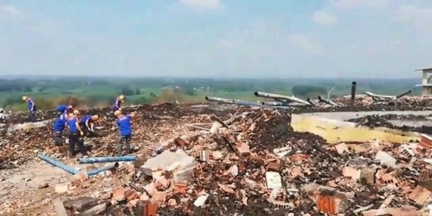 Foto - Patlama sonrası şok görüntüler! Yaşlı kadın isyan etti