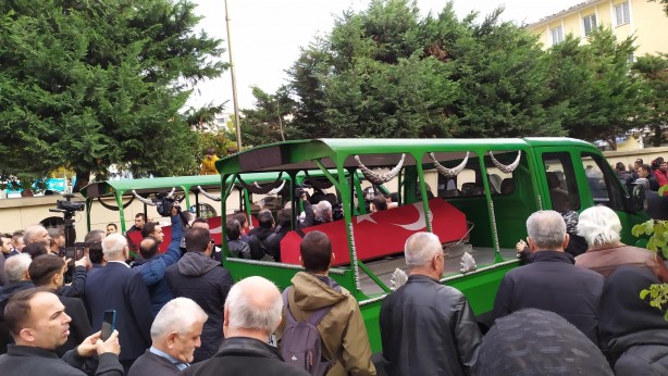Foto - Patlamada kızını ve eski eşini kaybetmişti! Diriliş Ertuğrul oyuncusu tabutun başında gözyaşlarına boğuldu