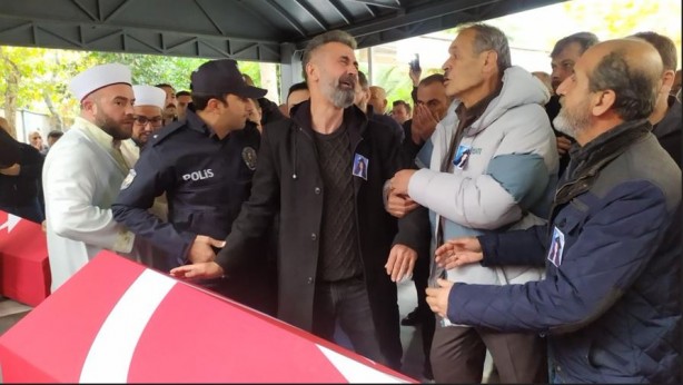 Foto - Patlamada kızını ve eski eşini kaybetmişti! Diriliş Ertuğrul oyuncusu tabutun başında gözyaşlarına boğuldu