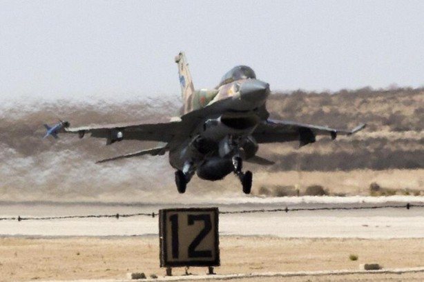 Foto - Patlamalar 70 km uzaklıktaki Rus üssünden duyuldu! Akdeniz kıyısında bombardıman…