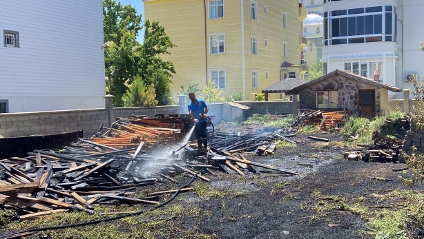 Foto - Patlayan boya tüpü yangın çıkardı