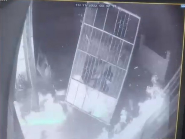 Foto - Patlayan LPG tankı iş yerinin kapısını havaya uçurdu