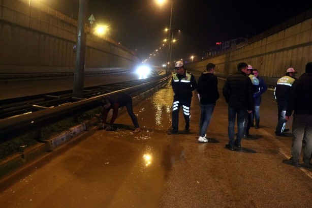 Foto - Patlayan su borusu ana yolda ulaşımı kitledi