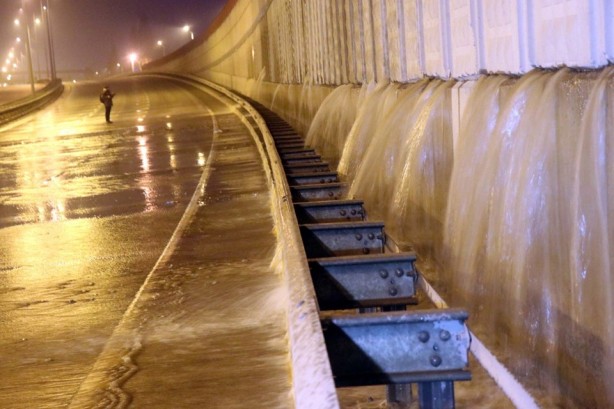 Foto - Patlayan su borusu ana yolda ulaşımı kitledi