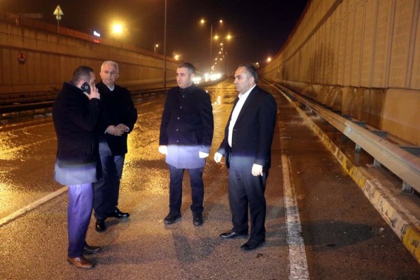 Foto - Patlayan su borusu ana yolda ulaşımı kitledi