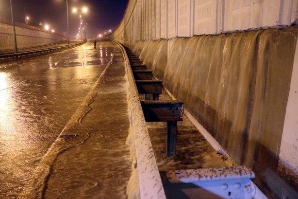 Patlayan su borusu ana yolda ulaşımı kitledi