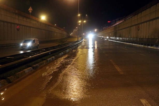 Foto - Patlayan su borusu ana yolda ulaşımı kitledi