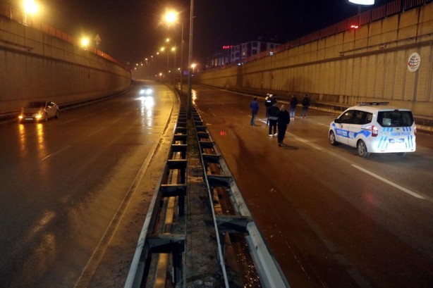 Foto - Patlayan su borusu ana yolda ulaşımı kitledi