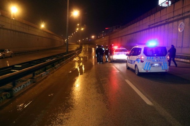 Foto - Patlayan su borusu ana yolda ulaşımı kitledi