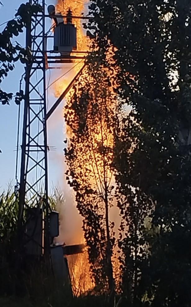 Patlayan trafo korku dolu anlar yaşattı! Ekipler sevk edildi