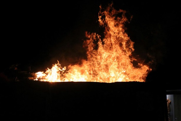 Foto - Pazar çöpleri cadde ortasında alev aldı