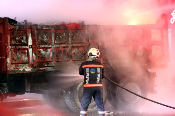 Foto - Pazar çöpleri cadde ortasında alev aldı