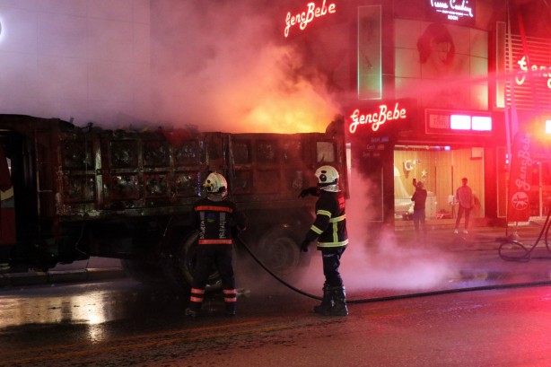 Foto - Pazar çöpleri cadde ortasında alev aldı