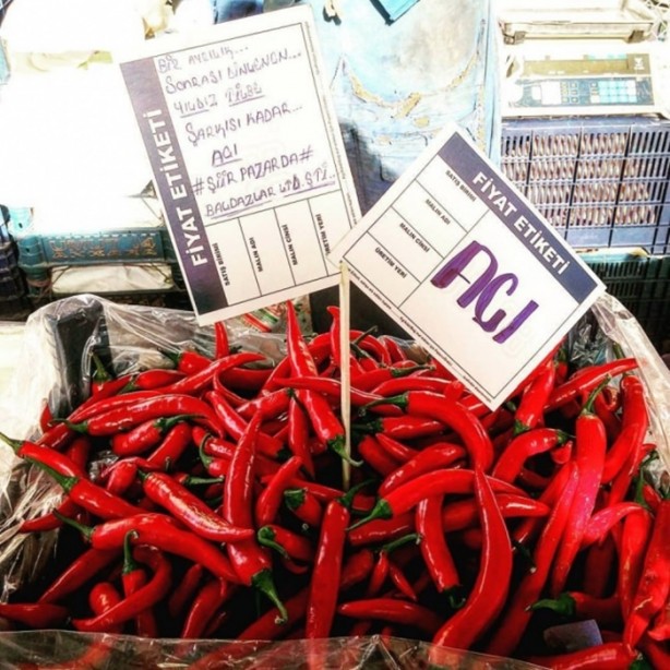 Foto - Pazar esnafı şiirleriyle gülümsetiyor