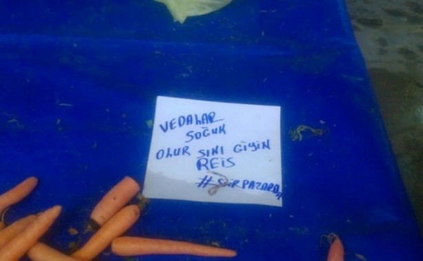 Foto - Pazar esnafı şiirleriyle gülümsetiyor