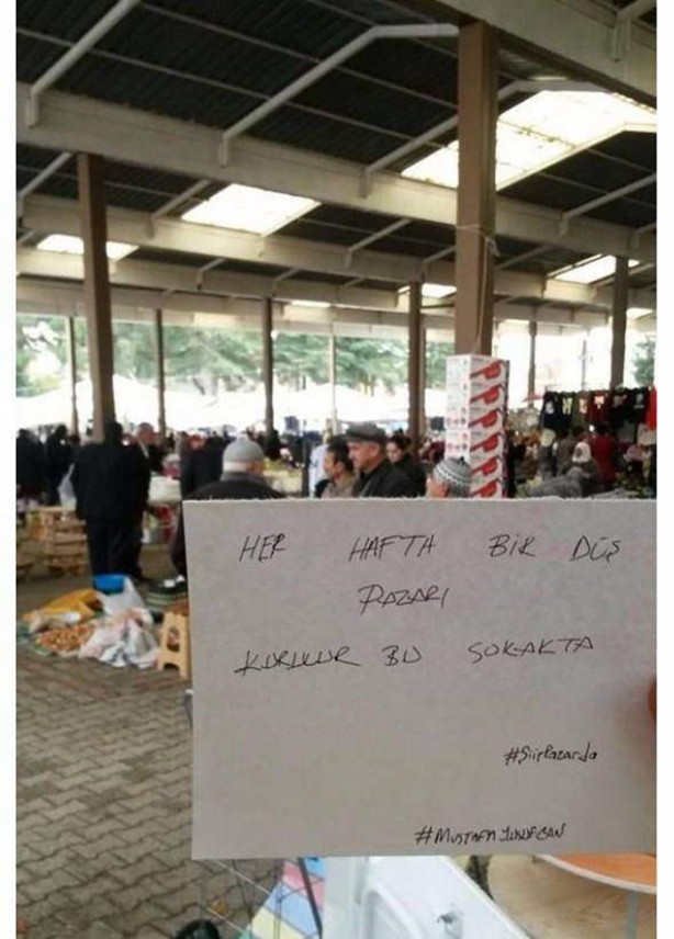 Foto - Pazar esnafı şiirleriyle gülümsetiyor