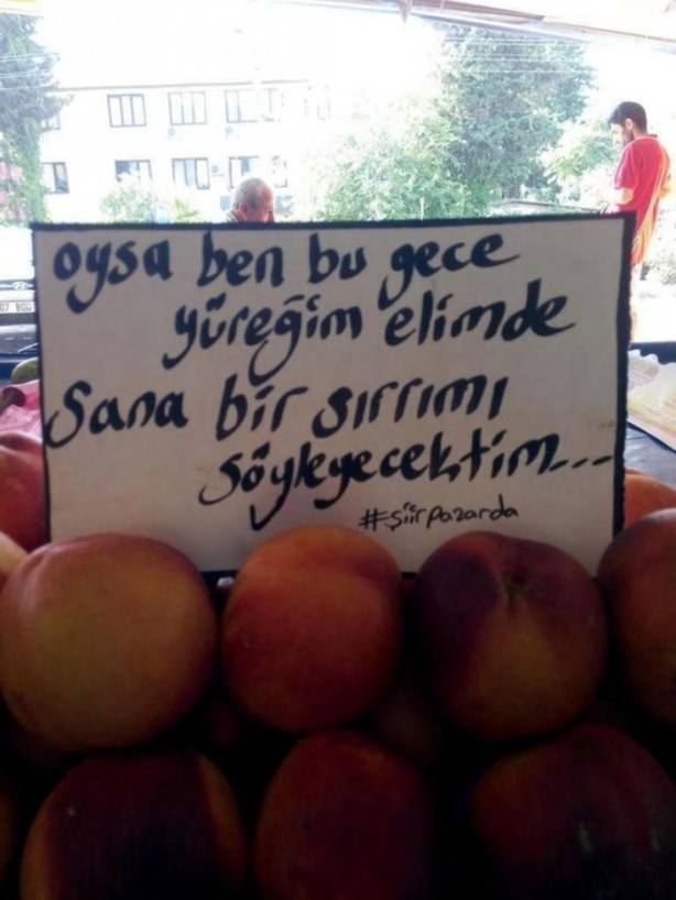 Foto - Pazar esnafı şiirleriyle gülümsetiyor