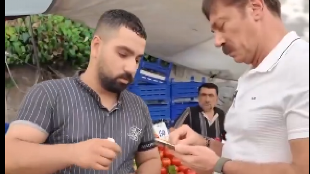 Pazarda domatesin fiyatını gören belediye başkanı çıldırdı: Ya mübarek sanki bilmiyoruz