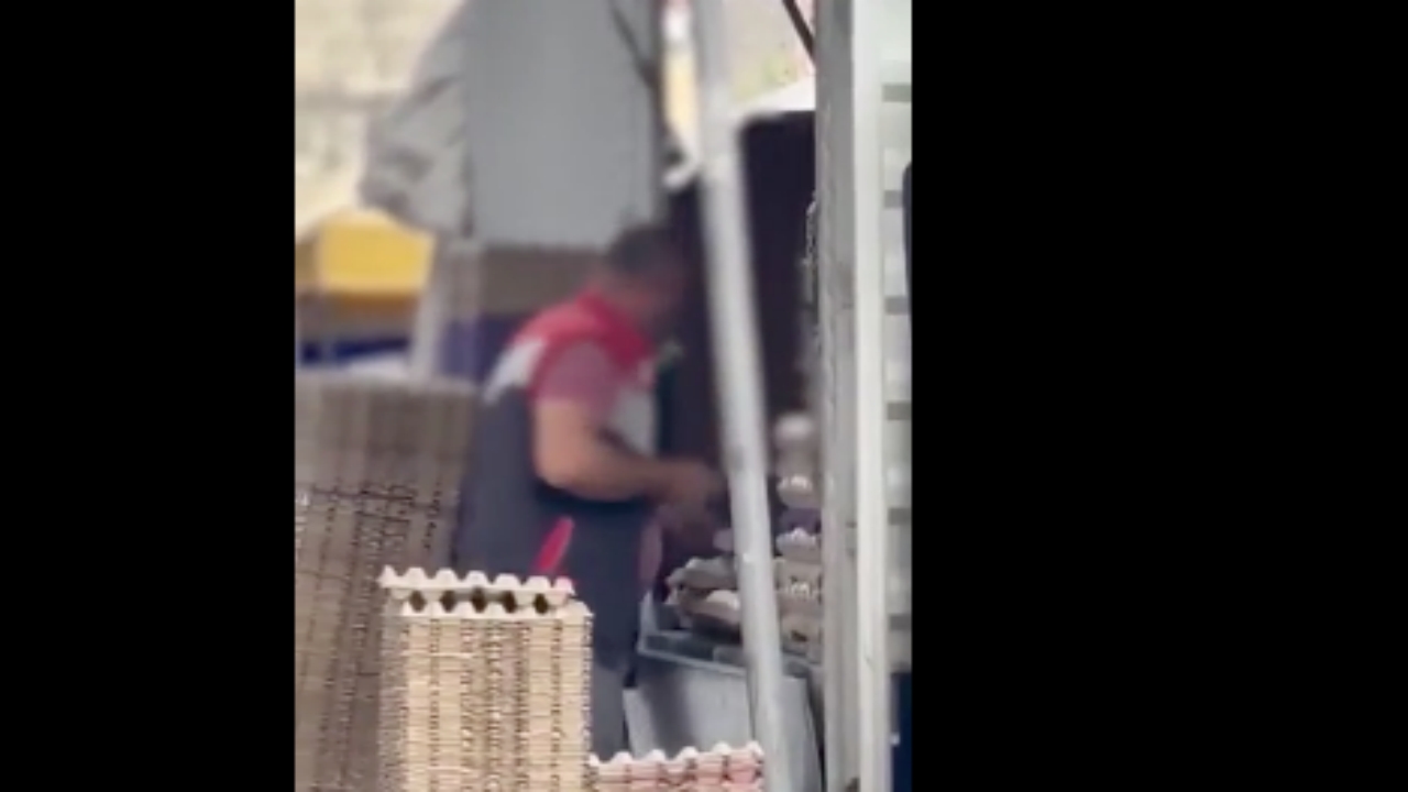 Foto - Pazarda rezil görüntü! Böyle esnaf olmaz olsun! Yaptığı ahlaksızlığı görenler "Sizde hiç mi Allah korkusu yok" dedi