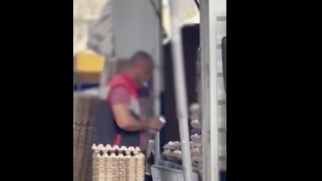 Foto - Pazarda rezil görüntü! Böyle esnaf olmaz olsun! Yaptığı ahlaksızlığı görenler "Sizde hiç mi Allah korkusu yok" dedi