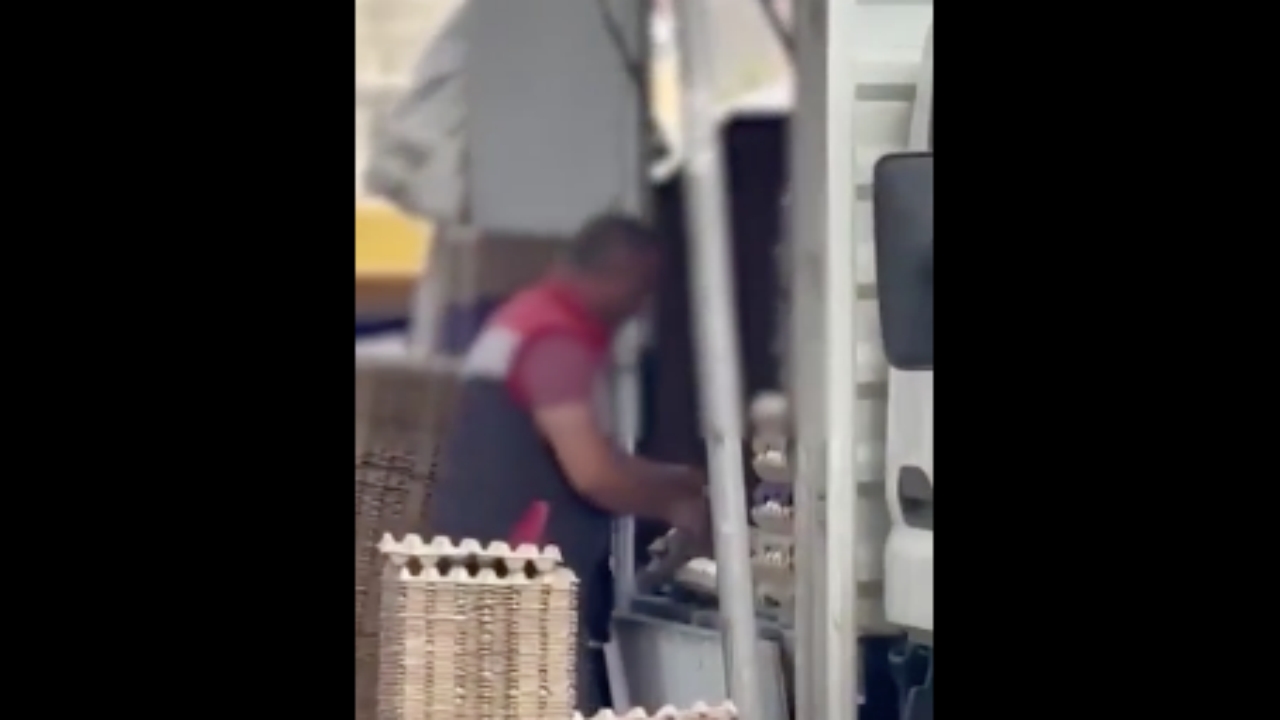 Foto - Pazarda rezil görüntü! Böyle esnaf olmaz olsun! Yaptığı ahlaksızlığı görenler "Sizde hiç mi Allah korkusu yok" dedi