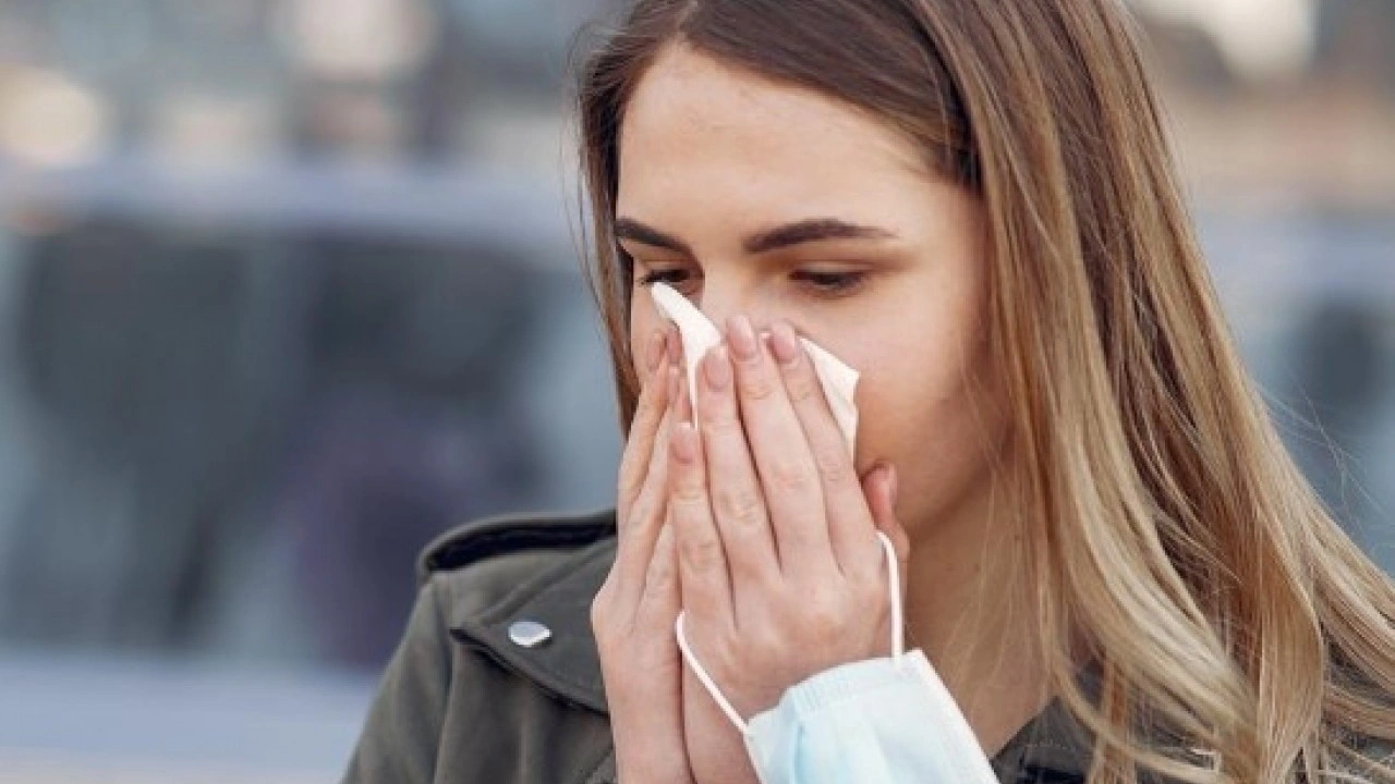 Peçeteyle tahriş etme dönemi bitiyor! Burun akıntısını dakikalar içinde çözen yöntem