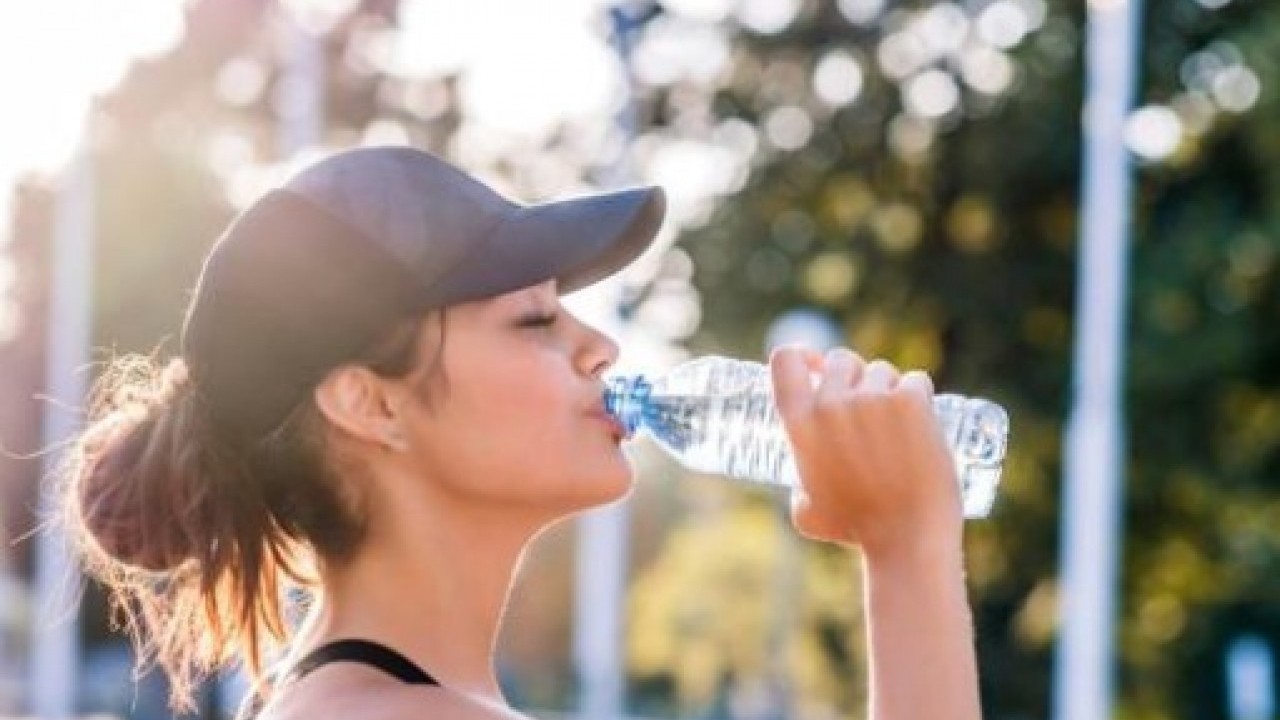 Foto - Pek çok kişinin ortak sorunu! Sürekli su içiyor ama yine de susuz mu hissediyorsunuz?