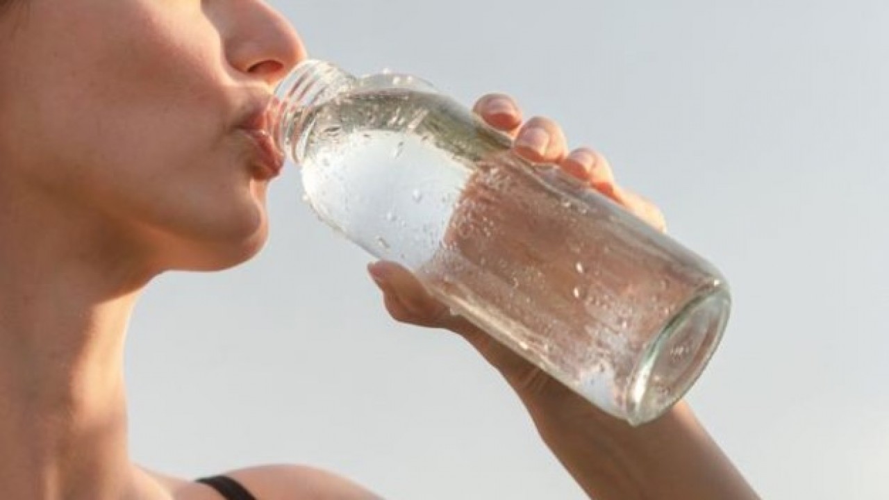 Pek çok kişinin ortak sorunu! Sürekli su içiyor ama yine de susuz mu hissediyorsunuz?