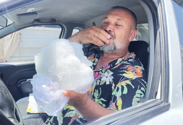 Foto - Pekmez ve şerbetle tüketiyorlar! Adana'da sıcaklığa bakın neyle çözüm buldular