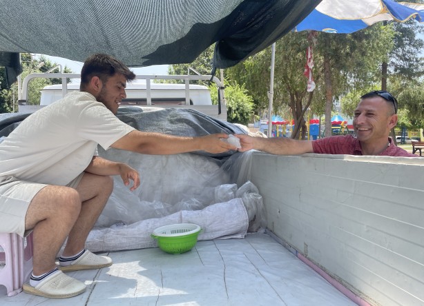 Foto - Pekmez ve şerbetle tüketiyorlar! Adana'da sıcaklığa bakın neyle çözüm buldular