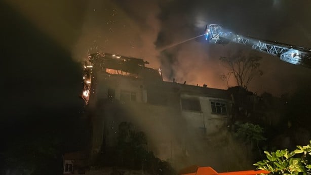 Pendik'te bir binanın çatısında çıkan yangın söndürüldü