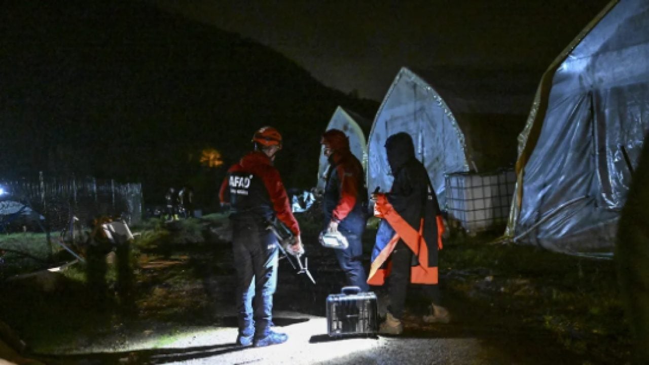 Pendik'te dere taştı: Sele kapılan iki kişi kayboldu!