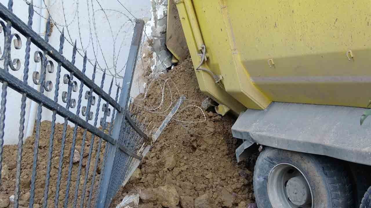 Foto - Pendik'te freni patlayan hafriyat kamyonu binaya daldı: Sürücü araçtan atlayarak kurtuldu!