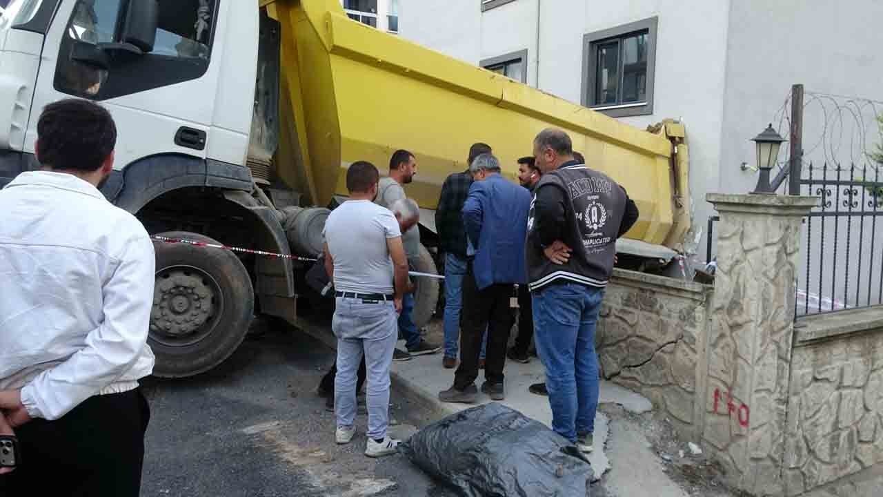 Foto - Pendik'te freni patlayan hafriyat kamyonu binaya daldı: Sürücü araçtan atlayarak kurtuldu!
