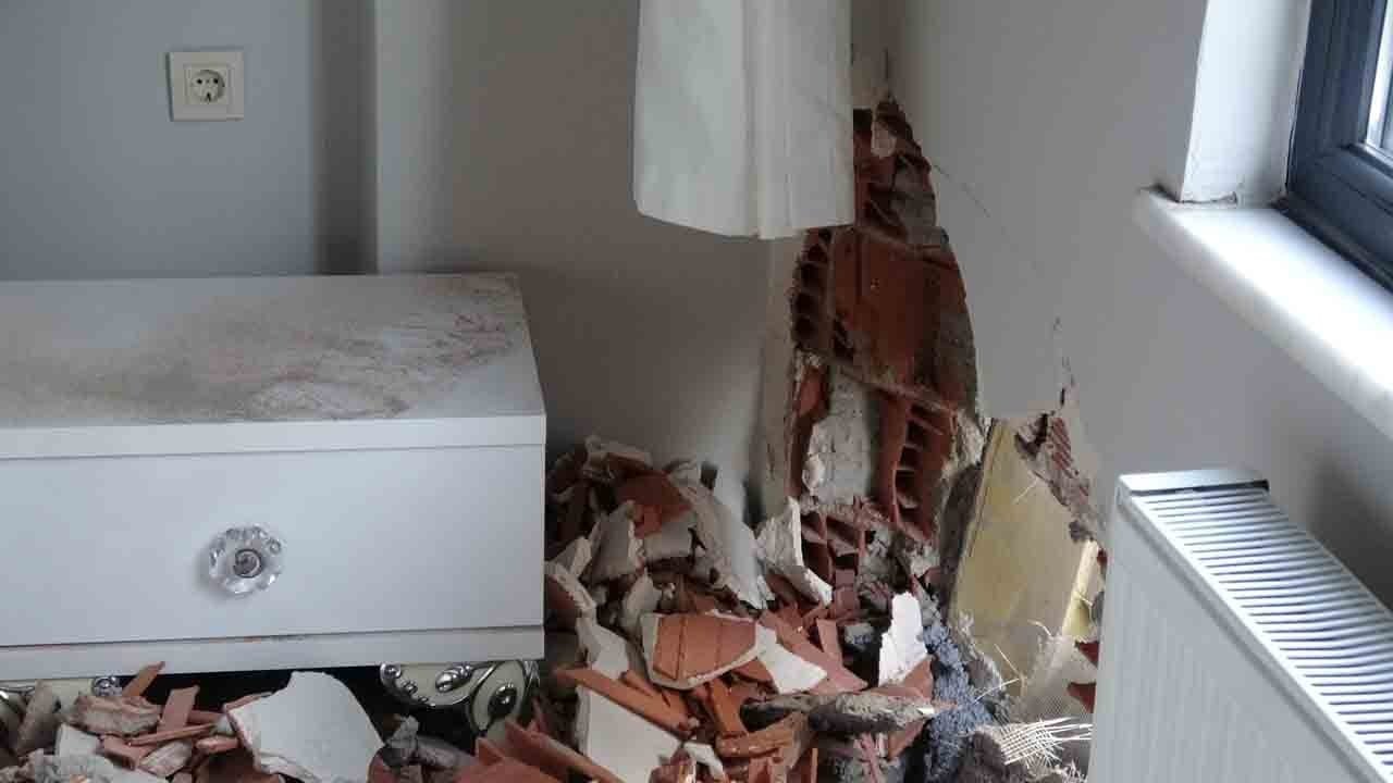 Foto - Pendik'te freni patlayan hafriyat kamyonu binaya daldı: Sürücü araçtan atlayarak kurtuldu!